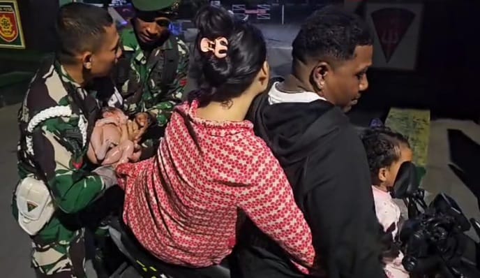 Prajurit Yonif 501/BY yang berperan sebagai “bidan dadakan” saat membantu seorang ibu melahirkan mendadak di depan Pos Jaga 2 Markas Yonif 501/BY, Kamis malam (11/09/2025).