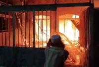 Sebuah rumah jasa pencucian pakaian (laundry) yang berada di Gang Masjid Gading, Kecamatan Manguharjo, Kota Madiun, hangus terbakar hebat pada Sabtu malam (13/09/2025).