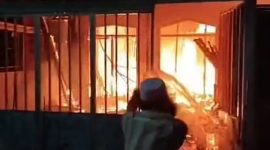 Sebuah rumah jasa pencucian pakaian (laundry) yang berada di Gang Masjid Gading, Kecamatan Manguharjo, Kota Madiun, hangus terbakar hebat pada Sabtu malam (13/09/2025).