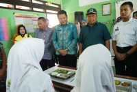 Bupati Sidoarjo, H. Subandi, bersama jajaran Forkopimda, melaksanakan inspeksi mendadak (sidak) program Makan Bergizi Gratis (MBG) di Kecamatan Tarik pada hari Selasa (16/9). 