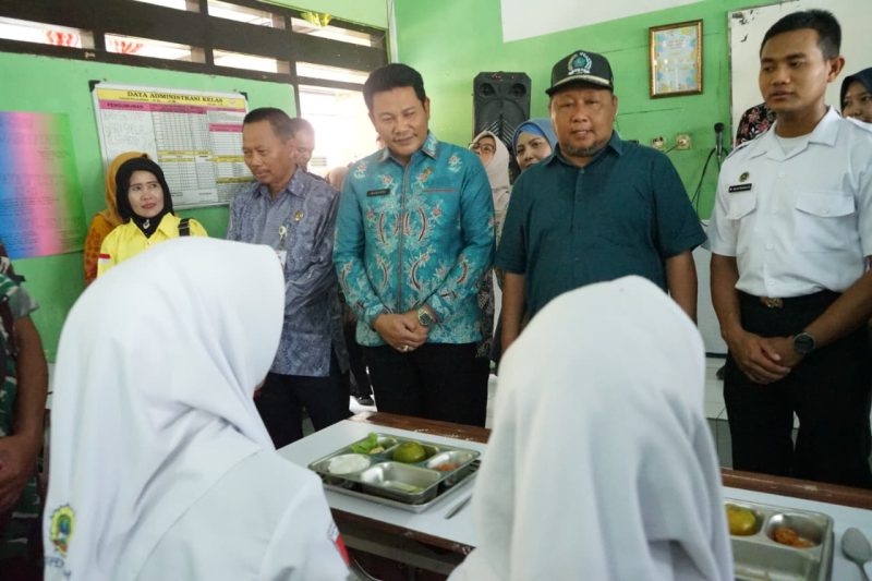 Bupati Sidoarjo, H. Subandi, bersama jajaran Forkopimda, melaksanakan inspeksi mendadak (sidak) program Makan Bergizi Gratis (MBG) di Kecamatan Tarik pada hari Selasa (16/9). 