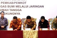 Bupati Sidoarjo Subandi teken nota kesepahaman (MoU) antara Ditjen Migas dan 15 pemerintah kabupaten/kota di Indonesia yang ditandatangani di Hotel Shangri-La, Jakarta, Kamis (18/9/2025).