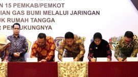 Bupati Sidoarjo Subandi teken nota kesepahaman (MoU) antara Ditjen Migas dan 15 pemerintah kabupaten/kota di Indonesia yang ditandatangani di Hotel Shangri-La, Jakarta, Kamis (18/9/2025).