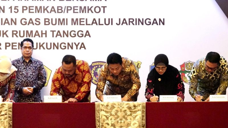 Bupati Sidoarjo Subandi teken nota kesepahaman (MoU) antara Ditjen Migas dan 15 pemerintah kabupaten/kota di Indonesia yang ditandatangani di Hotel Shangri-La, Jakarta, Kamis (18/9/2025).