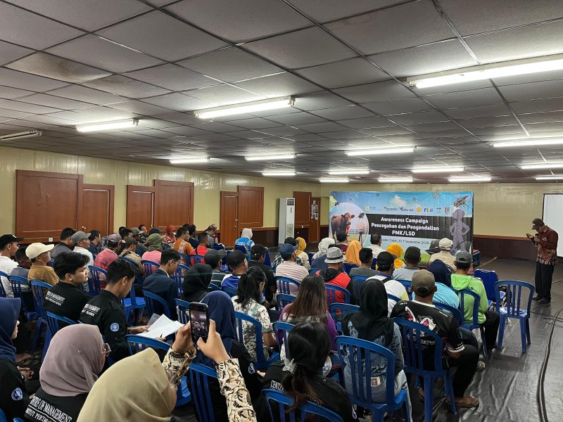 Ratusan peternak di sekitar perusahaan PLN Nusantara Power Up Tanjung Awar-Awar saat menerima sosialisasi pencegahan PMK dan Biosecurity Hewan Ternak