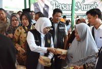 Gubernur Jawa Timur Khofifah Indar parawansa bersama Bupati Sidoarjo Subandi meninjau pasar murah di halaman Kantor Kecamatan Waru, Kabupaten Sidoarjo, Jumat (19/9). 