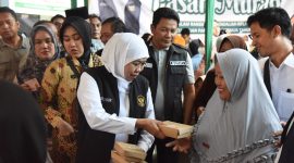 Gubernur Jawa Timur Khofifah Indar parawansa bersama Bupati Sidoarjo Subandi meninjau pasar murah di halaman Kantor Kecamatan Waru, Kabupaten Sidoarjo, Jumat (19/9). 