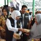 Gubernur Jawa Timur Khofifah Indar parawansa bersama Bupati Sidoarjo Subandi meninjau pasar murah di halaman Kantor Kecamatan Waru, Kabupaten Sidoarjo, Jumat (19/9). 