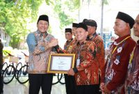 Bupati Subandi menyerah Pengalangan kepada 1.932 pendonor darah di Pendopo Delta Wibawa, Sabtu (20/9)2025).