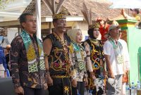 Ketua TP PKK Kabupaten Sidoarjo, Sriatun Subandi membuka secara langsung acara Gebyar Hari Aksara "Kedungsumur Culture Carnival" tahun 2025 di Kantor Kelurahan Kedungsumur, Minggu (21/9/2025).
