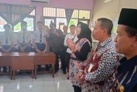 Wakil Bupati Sidoarjo, Hj. Mimik Idayana, akrab disapa Emak Mimik, meninjau langsung pendistribusian Program Makan Bergizi Gratis (MBG) di SMPN 1 dan SMPN 2 Sidoarjo, Selasa (23/9/2025).