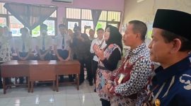Wakil Bupati Sidoarjo, Hj. Mimik Idayana, akrab disapa Emak Mimik, meninjau langsung pendistribusian Program Makan Bergizi Gratis (MBG) di SMPN 1 dan SMPN 2 Sidoarjo, Selasa (23/9/2025).