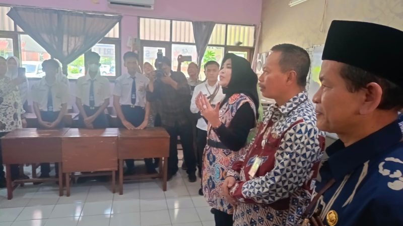 Wakil Bupati Sidoarjo, Hj. Mimik Idayana, akrab disapa Emak Mimik, meninjau langsung pendistribusian Program Makan Bergizi Gratis (MBG) di SMPN 1 dan SMPN 2 Sidoarjo, Selasa (23/9/2025).