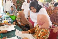 Wakil Bupati Sidoarjo, Wabup Mimik Idayana saat meninjau langsung Layanan jemput bola terpadu yang digagas Dinas Kependudukan dan Pencatatan Sipil (Dispendukcapil) Kabupaten Sidoarjo hadir langsung di Kantor Kepala Desa Mergosari, pada Rabu (24/9). 