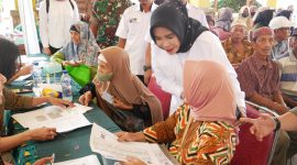 Wakil Bupati Sidoarjo, Wabup Mimik Idayana saat meninjau langsung Layanan jemput bola terpadu yang digagas Dinas Kependudukan dan Pencatatan Sipil (Dispendukcapil) Kabupaten Sidoarjo hadir langsung di Kantor Kepala Desa Mergosari, pada Rabu (24/9). 