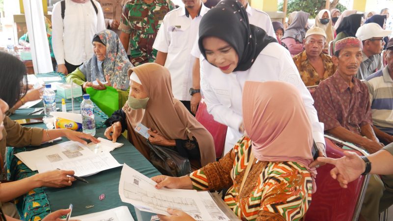 Wakil Bupati Sidoarjo, Wabup Mimik Idayana saat meninjau langsung Layanan jemput bola terpadu yang digagas Dinas Kependudukan dan Pencatatan Sipil (Dispendukcapil) Kabupaten Sidoarjo hadir langsung di Kantor Kepala Desa Mergosari, pada Rabu (24/9). 