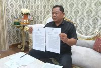 Sigit Imam Basuki menunjukkan surat Wabup Mimik Idayana ke Kemendagri.