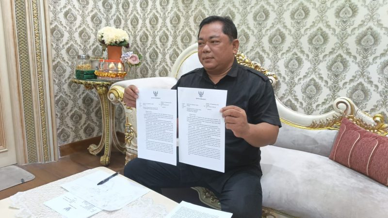 Sigit Imam Basuki menunjukkan surat Wabup Mimik Idayana ke Kemendagri.