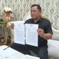 Sigit Imam Basuki menunjukkan surat Wabup Mimik Idayana ke Kemendagri.