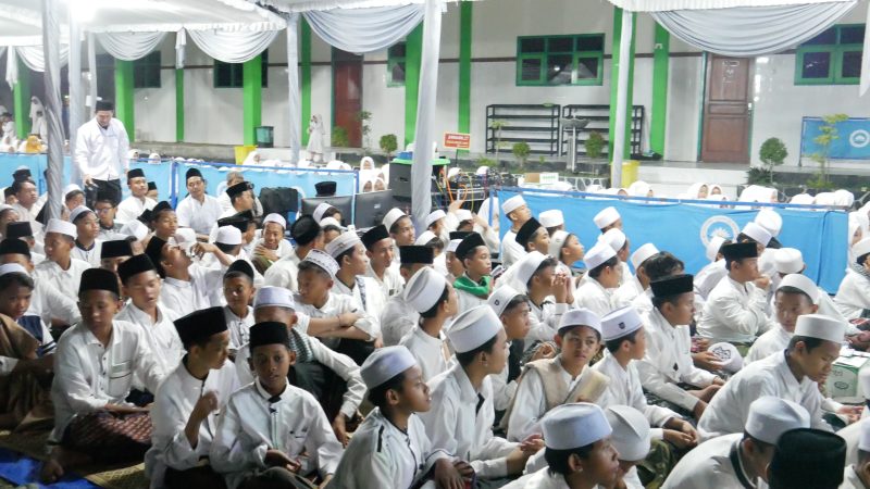 peringatan Maulid Nabi Muhammad SAW di Pondok Pesantren Tanwirul Afkar Krian, Kamis malam (25/9).
