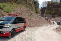 Seorang sopir truk tertimbun material longsor galian C setinggi 20 meter di Dusun Kletak, Desa Trosono, Kecamatan Parang, Kabupaten Magetan, Jawa Timur. 