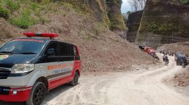 Seorang sopir truk tertimbun material longsor galian C setinggi 20 meter di Dusun Kletak, Desa Trosono, Kecamatan Parang, Kabupaten Magetan, Jawa Timur. 