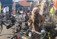 Ribuan pecinta sepeda tua yang tergabung dalam Komunitas Sepeda Tua Indonesia (KOSTI) memadati halaman Museum Mpu Tantular, Buduran, Sidoarjo, Minggu (27/9/2025). 