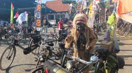 Ribuan pecinta sepeda tua yang tergabung dalam Komunitas Sepeda Tua Indonesia (KOSTI) memadati halaman Museum Mpu Tantular, Buduran, Sidoarjo, Minggu (27/9/2025). 