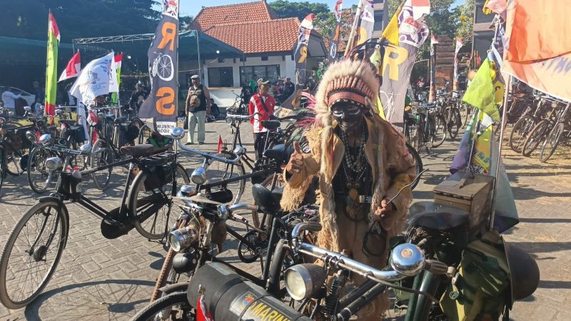 Ribuan pecinta sepeda tua yang tergabung dalam Komunitas Sepeda Tua Indonesia (KOSTI) memadati halaman Museum Mpu Tantular, Buduran, Sidoarjo, Minggu (27/9/2025). 