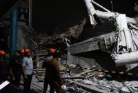 Bupati Sidoarjo Subandi turun langsung melihat tragedi runtuhnya mushola Ponpes Al Khoziny, Buduran yang menimpa ratusan santri, Senin (29/9/2025). 