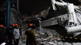 Bupati Sidoarjo Subandi turun langsung melihat tragedi runtuhnya mushola Ponpes Al Khoziny, Buduran yang menimpa ratusan santri, Senin (29/9/2025). 