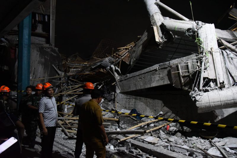 Bupati Sidoarjo Subandi turun langsung melihat tragedi runtuhnya mushola Ponpes Al Khoziny, Buduran yang menimpa ratusan santri, Senin (29/9/2025). 