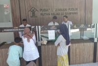 Karutan Kelas 2B Sampang, Kamesworo Saat Ikut Memantau Langsung Memeriksa Setiap Barang Titipan Dari Pengunjung Atau Keluarga Warga Binaan Agar Aman dari Barang Terlarang.