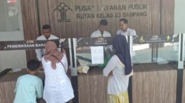 Karutan Kelas 2B Sampang, Kamesworo Saat Ikut Memantau Langsung Memeriksa Setiap Barang Titipan Dari Pengunjung Atau Keluarga Warga Binaan Agar Aman dari Barang Terlarang.