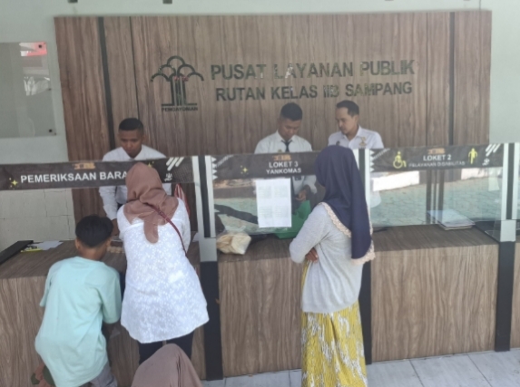 Karutan Kelas 2B Sampang, Kamesworo Saat Ikut Memantau Langsung Memeriksa Setiap Barang Titipan Dari Pengunjung Atau Keluarga Warga Binaan Agar Aman dari Barang Terlarang.