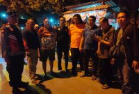 Kapolsek Krian Polresta Sidoarjo Kompol IGP Atma Giri bersama anggota, tim relawan, dan warga masyarakat turun langsung ke lokasi.