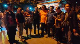 Kapolsek Krian Polresta Sidoarjo Kompol IGP Atma Giri bersama anggota, tim relawan, dan warga masyarakat turun langsung ke lokasi.