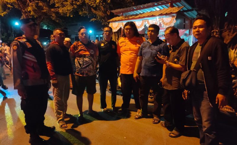 Kapolsek Krian Polresta Sidoarjo Kompol IGP Atma Giri bersama anggota, tim relawan, dan warga masyarakat turun langsung ke lokasi.