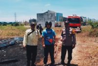 Ilalang kering di lahan kosong di kawasan area Perumahan Rizt Park Living, Desa Bangah, Kecamatan Gedangan, Kabupaten Sidoarjo, pada Minggu (28/9/2025) terbakar.