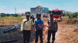 Ilalang kering di lahan kosong di kawasan area Perumahan Rizt Park Living, Desa Bangah, Kecamatan Gedangan, Kabupaten Sidoarjo, pada Minggu (28/9/2025) terbakar.