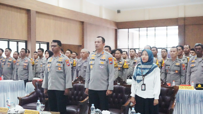 Polresta Sidoarjo menggelar kegiatan apel yang diikuti oleh seluruh anggota Bhabinkamtibmas Polresta Sidoarjo dan jajaran, bertempat di Gedung Serbaguna Polresta Sidoarjo, Selasa (16/09/2025).