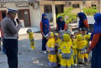 Polsek Balongbendo Polresta Sidoarjo mengajak siswa-siswi KB-RA Al Ikhlas belajar dan bermain sambil mengenal aturan tertib berlalu lintas di Mapolsek Balongbendo, Selasa (23/9/2025).