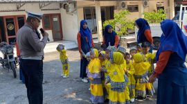 Polsek Balongbendo Polresta Sidoarjo mengajak siswa-siswi KB-RA Al Ikhlas belajar dan bermain sambil mengenal aturan tertib berlalu lintas di Mapolsek Balongbendo, Selasa (23/9/2025).