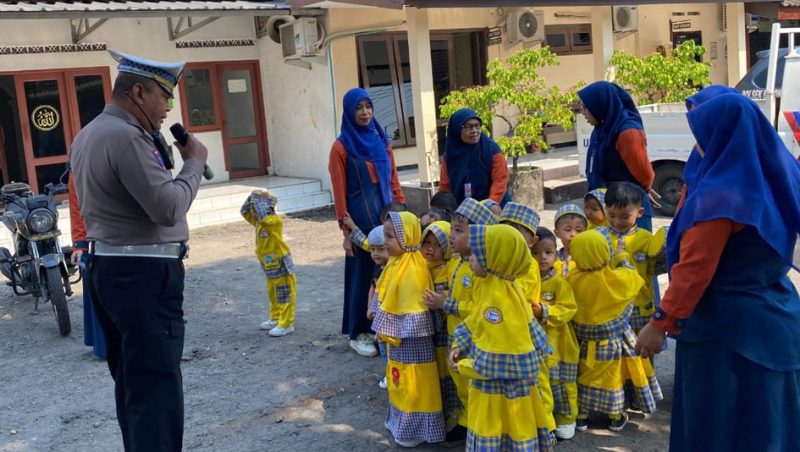 Polsek Balongbendo Polresta Sidoarjo mengajak siswa-siswi KB-RA Al Ikhlas belajar dan bermain sambil mengenal aturan tertib berlalu lintas di Mapolsek Balongbendo, Selasa (23/9/2025).