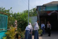 Kanit Binmas Polsek Krembung Polresta Sidoarjo Aiptu Adin Purwanto hadir sebagai pembina upacara di MA Pondok Pesantren Burhanul Hidayah, Krembung, Senin (29/9/2025).