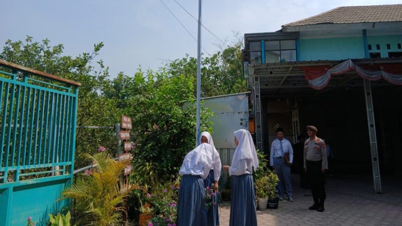Kanit Binmas Polsek Krembung Polresta Sidoarjo Aiptu Adin Purwanto hadir sebagai pembina upacara di MA Pondok Pesantren Burhanul Hidayah, Krembung, Senin (29/9/2025).