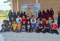 Kanit Binmas Polsek Krembung Polresta Sidoarjo, Aiptu Adin, bersama Aipda Syamsu, memberikan pembekalan wawasan kepada para santri peserta Pramuka Pondok Pesantren Al Fatih di Bumi Perkemahan Tanjek Wager, Kecamatan Krembung, Sidoarjo, Rabu (17/9/2025).