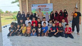 Kanit Binmas Polsek Krembung Polresta Sidoarjo, Aiptu Adin, bersama Aipda Syamsu, memberikan pembekalan wawasan kepada para santri peserta Pramuka Pondok Pesantren Al Fatih di Bumi Perkemahan Tanjek Wager, Kecamatan Krembung, Sidoarjo, Rabu (17/9/2025).