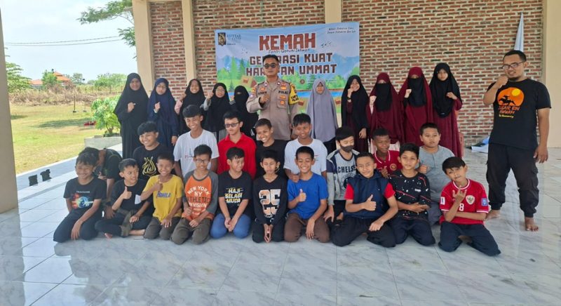 Kanit Binmas Polsek Krembung Polresta Sidoarjo, Aiptu Adin, bersama Aipda Syamsu, memberikan pembekalan wawasan kepada para santri peserta Pramuka Pondok Pesantren Al Fatih di Bumi Perkemahan Tanjek Wager, Kecamatan Krembung, Sidoarjo, Rabu (17/9/2025).