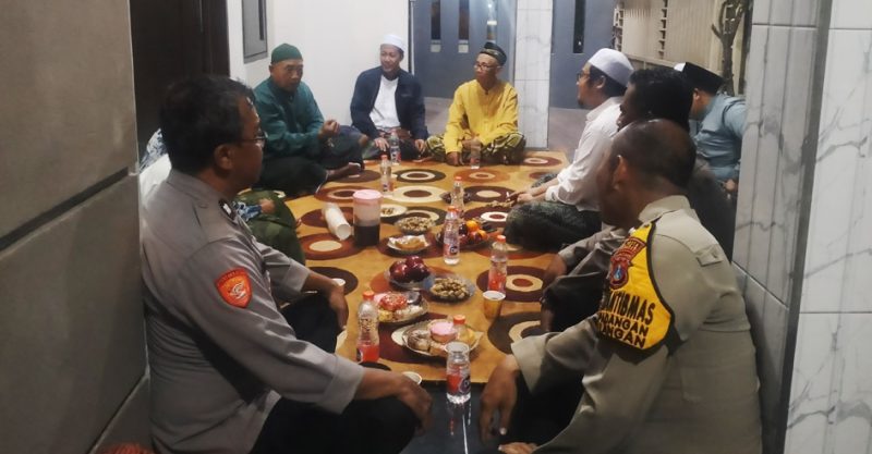 Polsek Tulangan melaksanakan silaturahmi dengan Tokoh Agama di wilayah hukumnya. Seperti berlangsung pada Kamis (25/9/2025) malam di Desa Gelang, Kecamatan Tulangan, Kabupaten Sidoarjo.